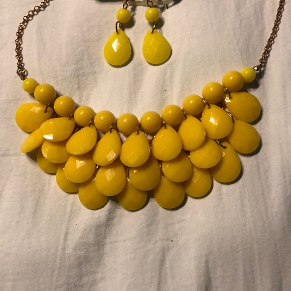 Fashion Jewelry Statement Necklace & Earrings - Picture 3 of 3